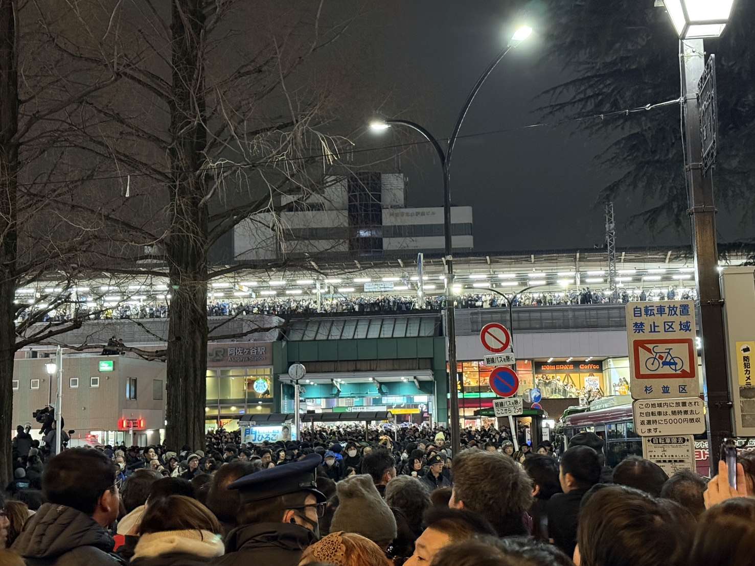 高市早苗所到之處都出現幾十年難得一見的萬人空巷。(鄭仲嵐 攝) 