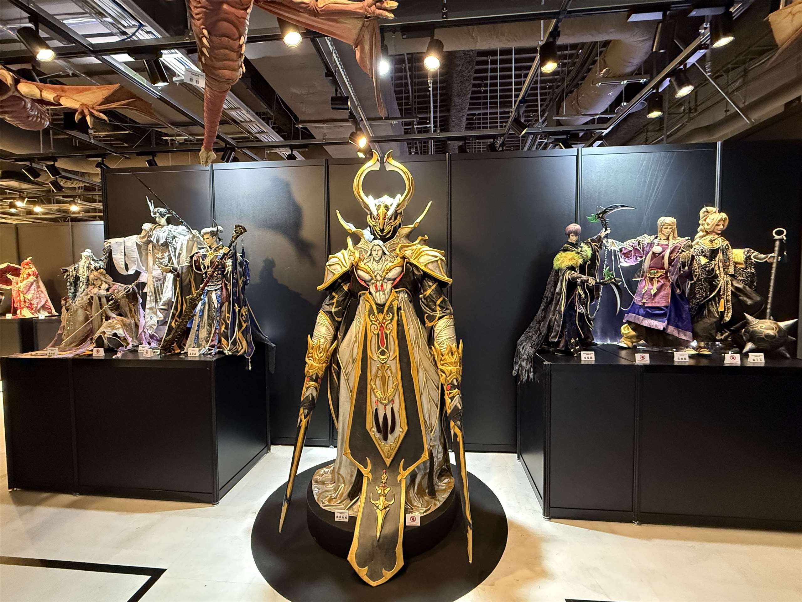 本次展出的許多模型，都是日本特攝公司精心製作，有的甚至重達20多公斤。(鄭仲嵐攝影)