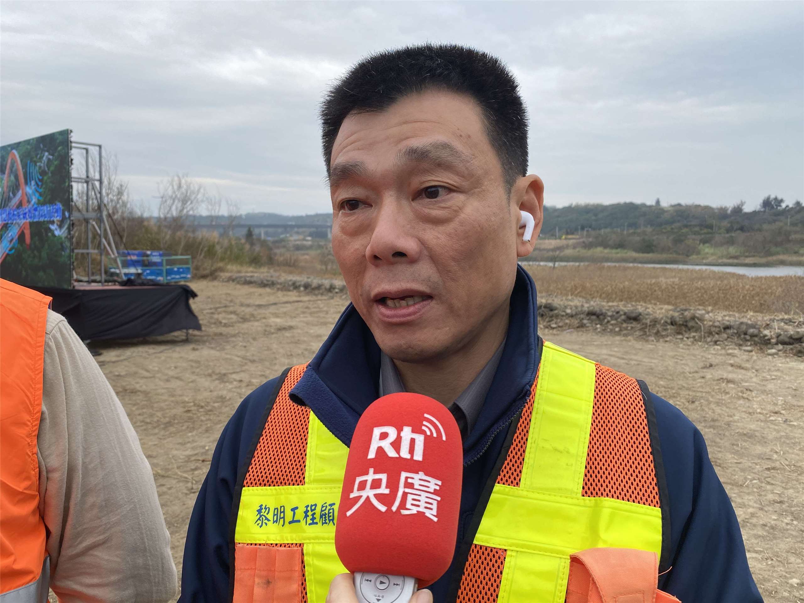 黎明工程顧問公司副總經理李坤哲受訪說明。國際對於公路局領航推出的無人機AI智慧橋檢系統與AI智慧橋檢車大感驚艷。(吳琍君 攝)