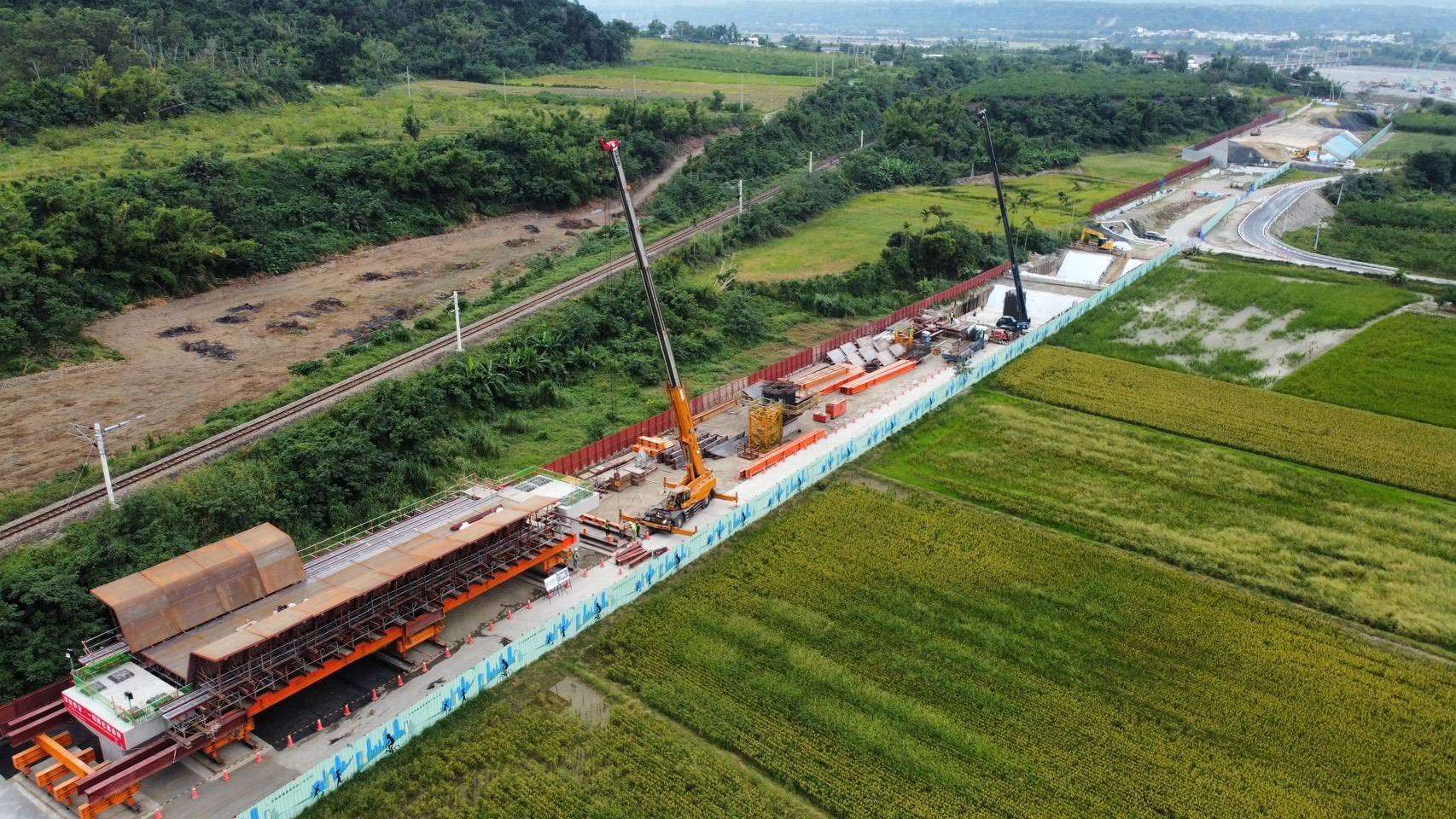 正在施工中的「山里高架橋」與運行中的台鐵山里段相鄰，但往外移了30-100公尺以上，如此一來，即使發生邊坡滑動，也不會影響到高架橋的行車安全。(鐵道局提供)