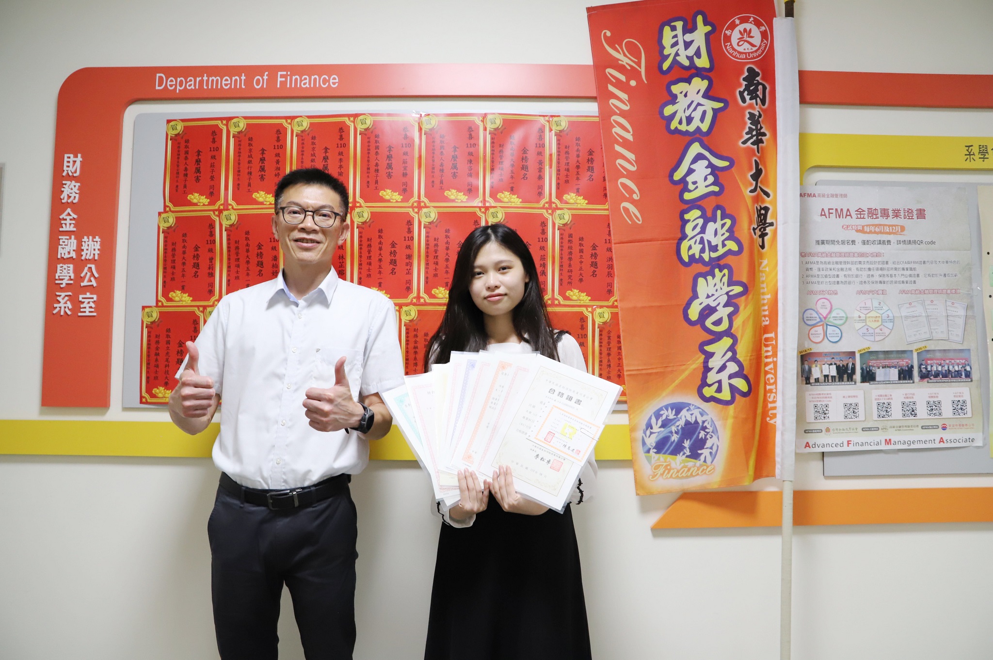 一年考取10張證照榮登系上年度金融證照王的南華大學財金系張蜜芯(右)同學與系主任廖永熙(左)合影。(圖：南華大學提供)