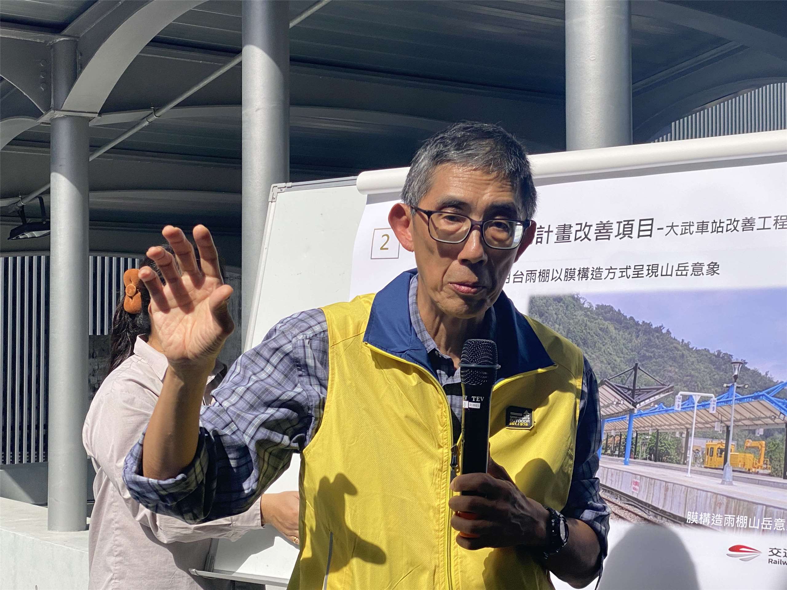 鐵道局東部工程分局長黃鳳岡說明大武車站的改建工程，同時回憶這裡曾是過去興建南迴鐵路時的重要基地。(吳琍君 攝)