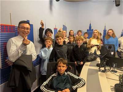 2026年「利維夫媒體論壇」（Lviv Media Forum, LMF；前譯利沃夫媒體論壇）於14日正式揭幕。中央廣播電臺（Rti）受邀組團出席這場東歐年度媒體盛事，由董事長賴秀如領軍的七人訪團，於論壇首日中午拜會利維夫市長安德烈．薩多維（Andriy Sadovyi），雙方就戰火下的城市治理、媒體韌性、人道援助及後續合作展開深入交流。