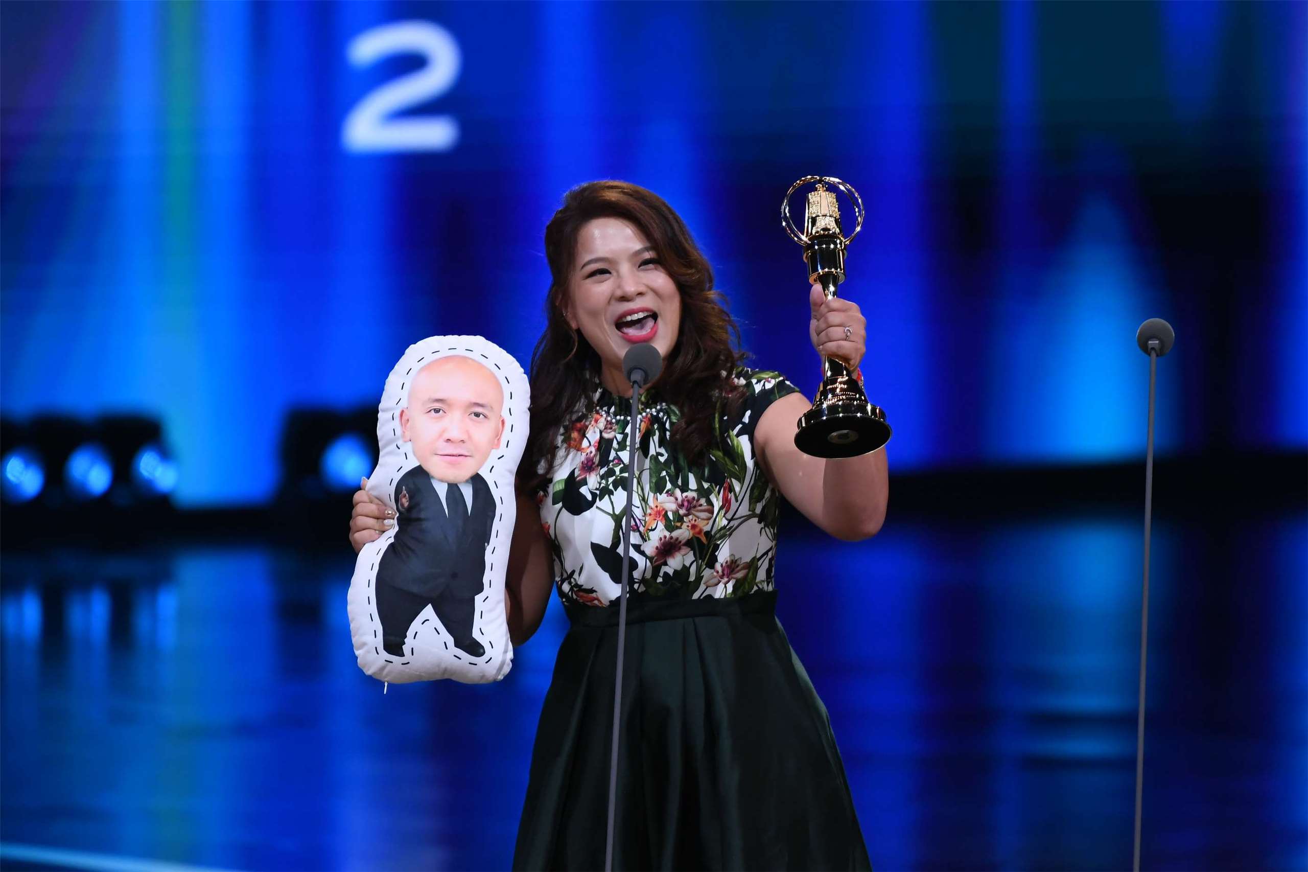 Yuzi und POLO , der nicht selbst bei der Preisverleihung sein konnte, erhielten den Golden Bell Award für das beste beste Kunst- und Kulturprogramm (Foto: Golden Bell Award Organisator) 