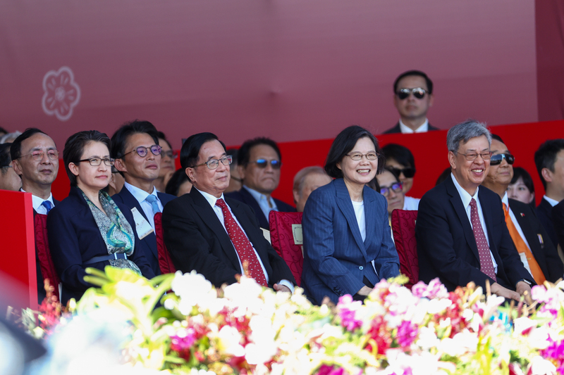 Bei der Nationalfeier in Taipei anwesend: Vizepräsidentin Hsiao Bi-khin (蕭美琴, vorne links), die früheren Präsidenten Chen Shui-bian (陳水扁) und Tsai Ing-wen (蔡英文), der ehemalige Vizepräsident Chen Chien-jen (陳建仁), Kuomintang-Vorsitzender Chu Li-lun (朱立倫, zweite Reihe links) sowie People’s-Party-Vorsitzender Huang Kuo-chang (黃國昌).