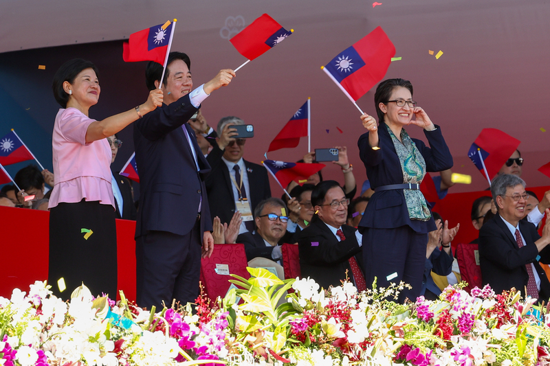 Bei der Feier zum 114. Nationalfeiertag der Republik China am 10. Oktober auf dem Vorplatz des Präsidentenpalastes grüßten Präsident Lai Ching-te (賴清德, vorne links 2) und seine Frau Wu Mei-ju (吳玫如, vorne links 1) sowie Vizepräsidentin Hsiao Bi-khin (蕭美琴, vorne rechts ) die Teilnehmer der Parade und winkten mit der Nationalflagge. (Foto: CNA)