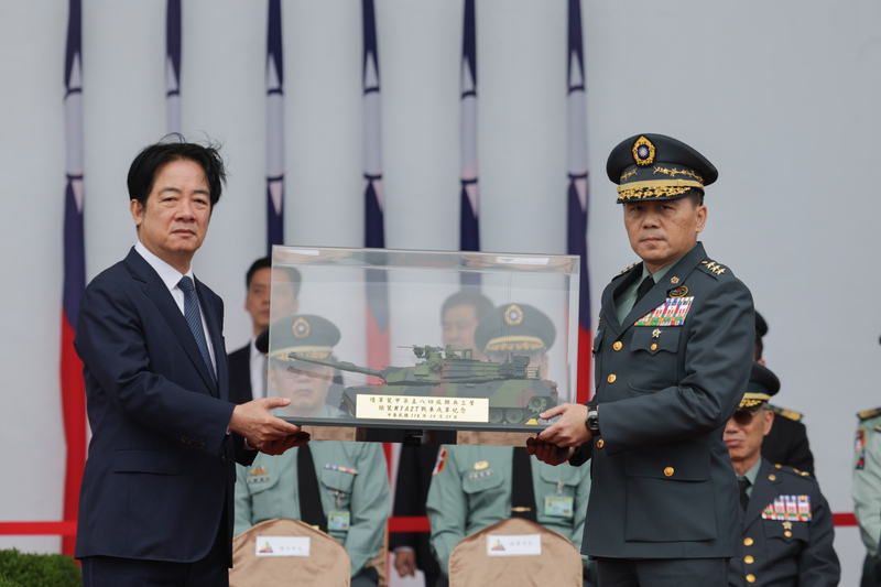 Präsident Lai Ching-te (賴清德) bei der Übergabe der M1A2T-Panzer.