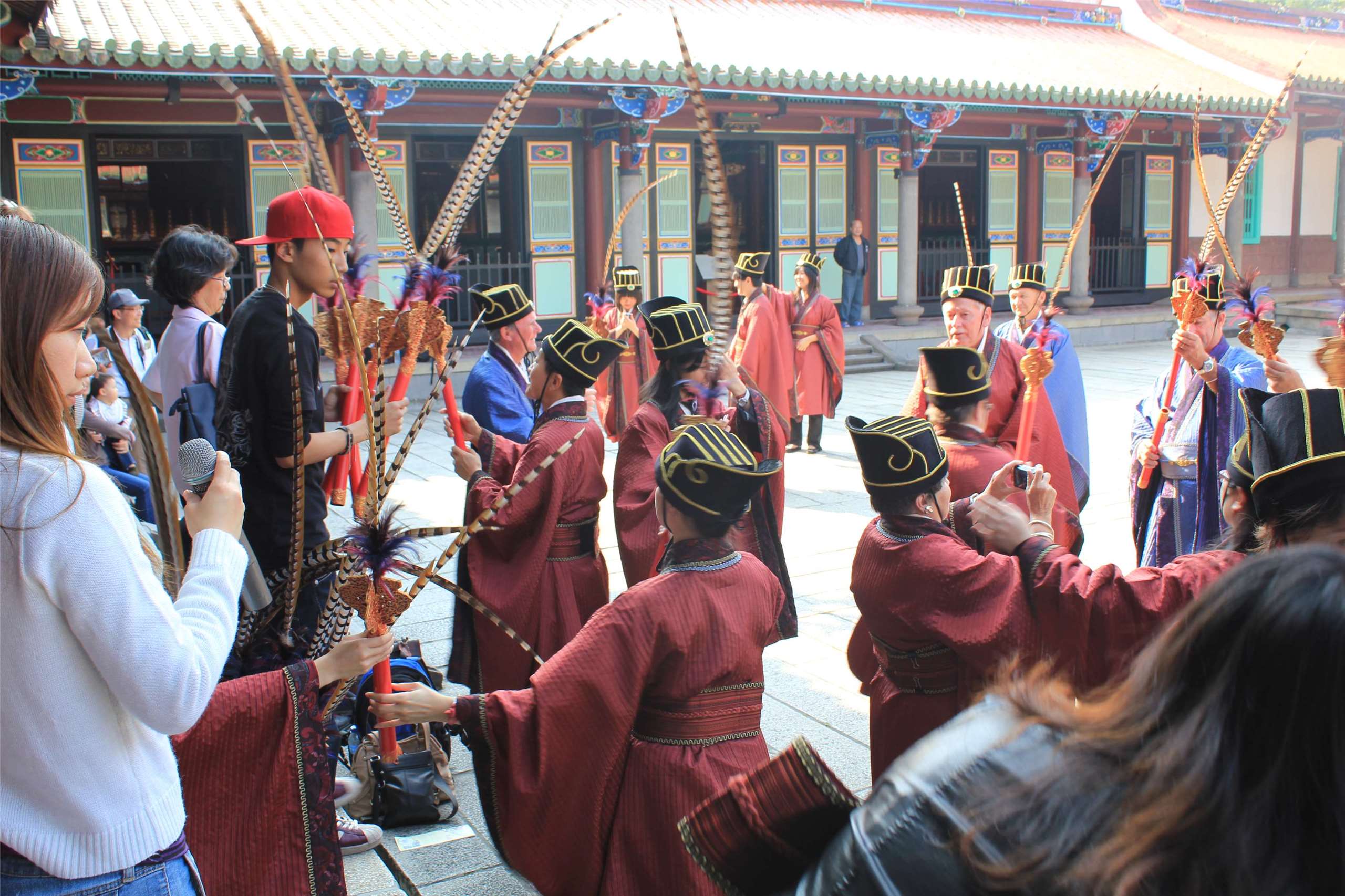 Touristen dürfen im Taipeher Konfuziustempel Kostüme anprobieren, wie sie auch bei der Geburtstagsfeier im Tempel getragen werden, um dann später den einen oder anderen Ritualtanz auszuprobieren (Foto: Ilon Huang)