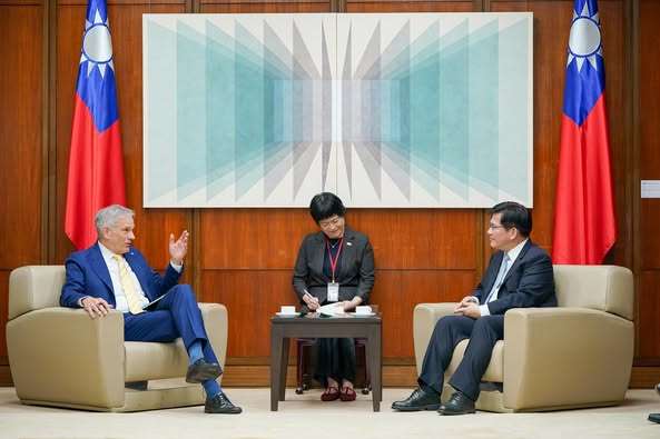 Taiwans Außenminister Lin Chia-lung (rechts) und Karsten Tietz, Direktor des Deutschen Instituts Taipeh haben sich am Montag getroffen. (Facebook, Foto: Lin Chia-lung)