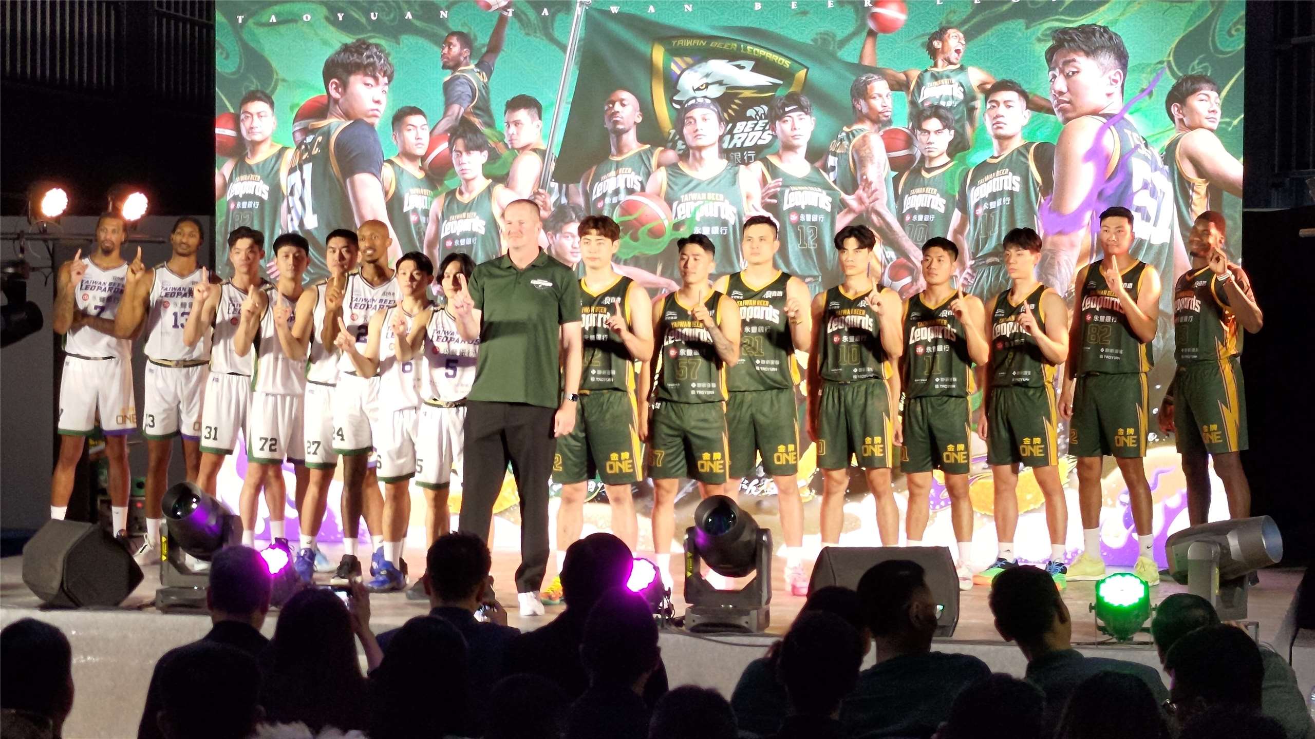 Henrik Rödl und seine Mannschaft der Taoyuan Taiwan Beer Leopards werden in einer Saisonstart-Pressekonferenz den Dauerkarteninhabern vorgestellt. (Foto: Ilon Huang