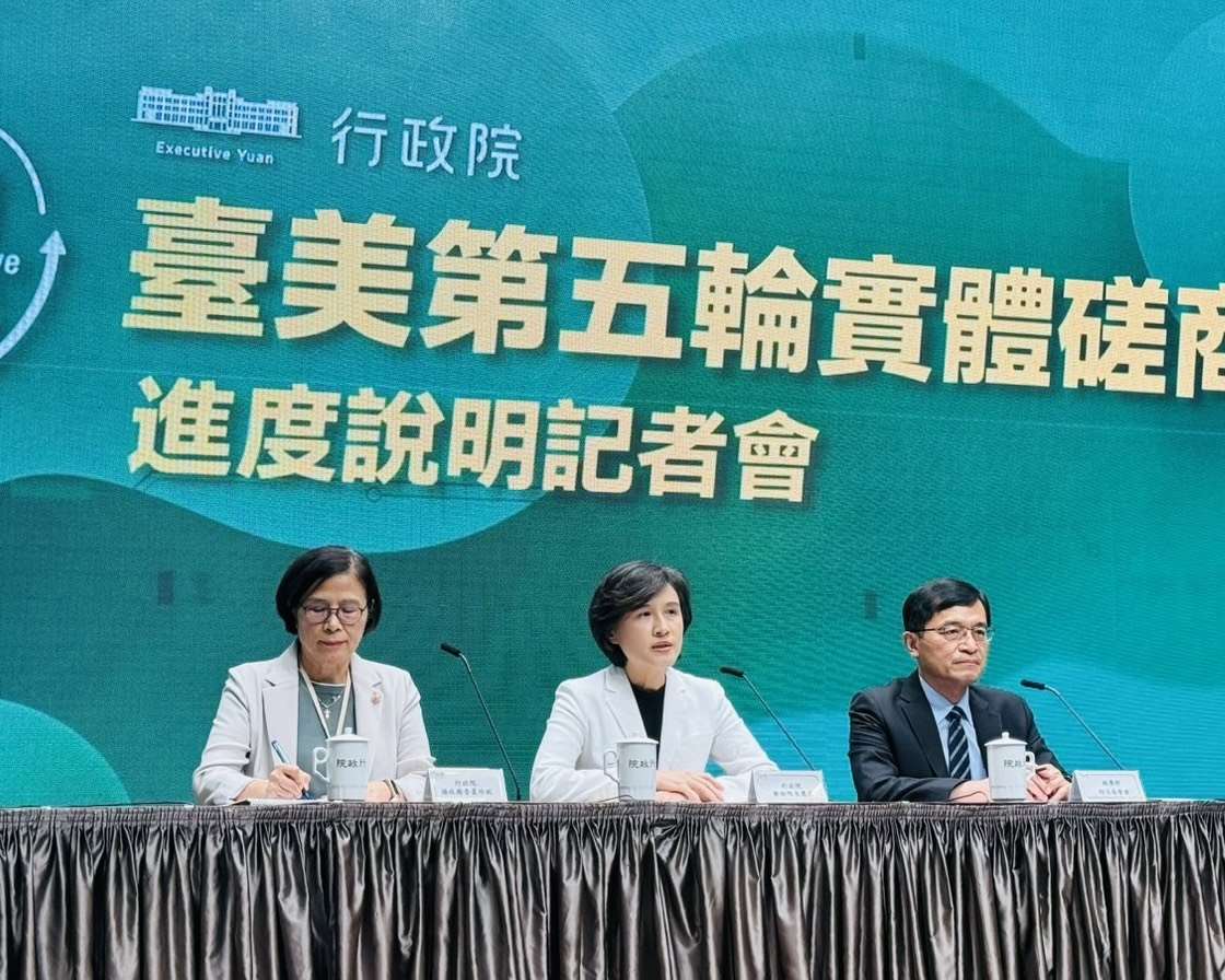 Vizepremierministerin Cheng Li-chun (Mitte) erläutert gemeinsam mit der Chefunterhändlerin des Handelsbüros, Yang Chen-ni (links), und dem Wirtschaftsstaatssekretär Ho Chin-tsang (rechts) den Stand der Gespräche über die gleichwertigen Zölle zwischen Taiwan und den USA.
