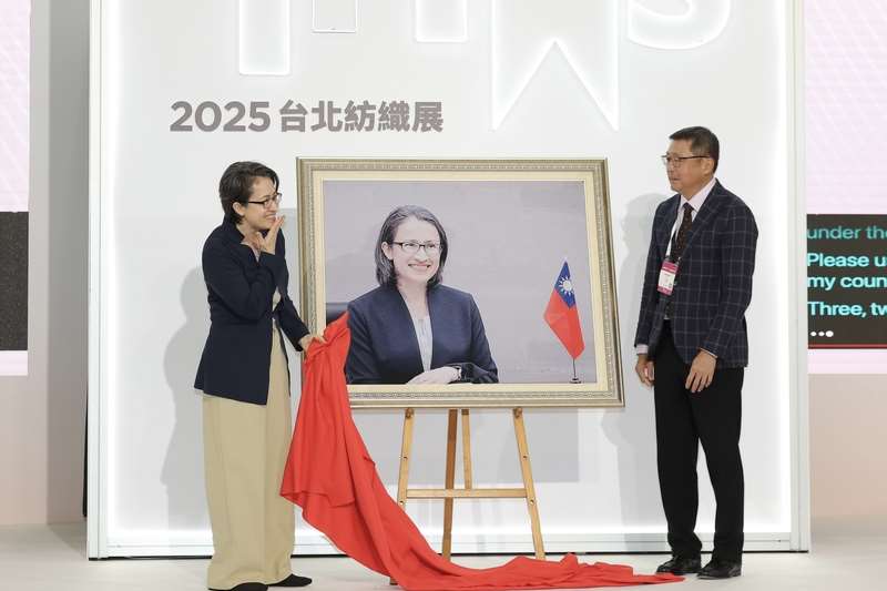 Taiwans Vizepräsidentin Hsiao Bi-khim (蕭美琴) und James Kuo (郭紹儀), Vorsitzender der Taiwan Textile Federation, auf der Taipei Innovative Textile Application Show (TITAS) 2025. (Foto: CNA)