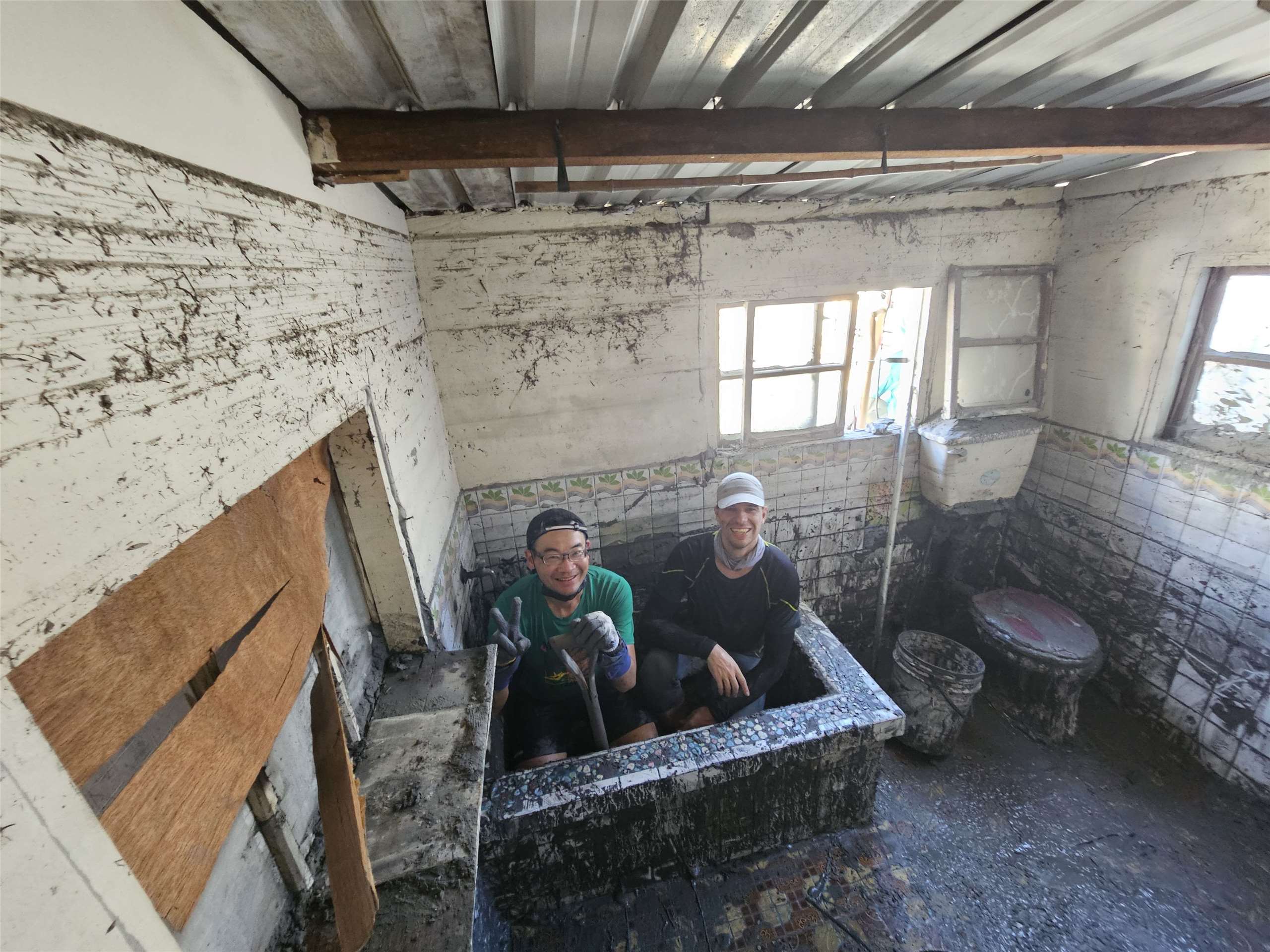 Albrecht Anton (rechts) half bei den Aufräumarbeiten in Guangfu. (Foto: privat)