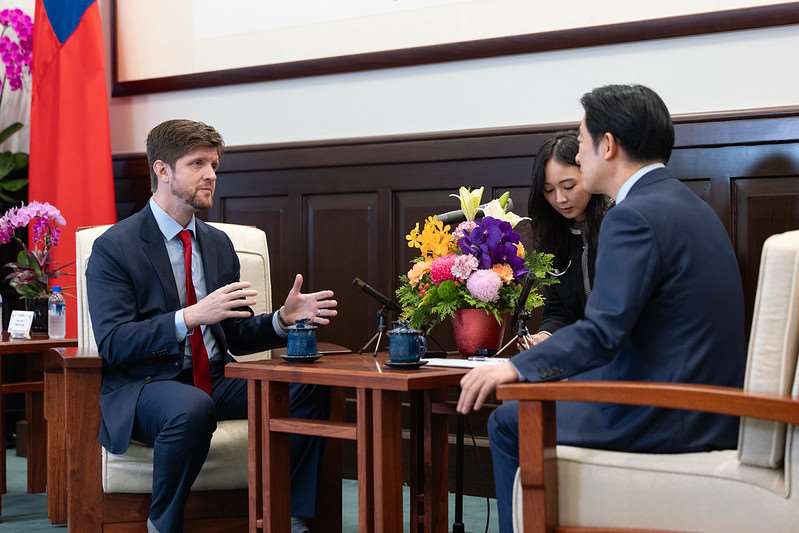 Präsident Lai Ching-te spricht in Taipeh mit dem US-Radiomoderator Buck Sexton von „The Clay Travis and Buck Sexton Show“ (Foto mit freundlicher Genehmigung des Präsidialamtes)