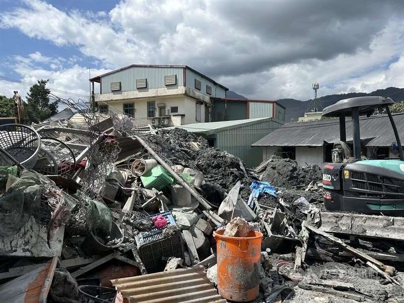Ein Haus steht hinter Trümmerhaufen in der Gemeinde Guangfu im Landkreis Hualien am Montag. (Foto: CNA)