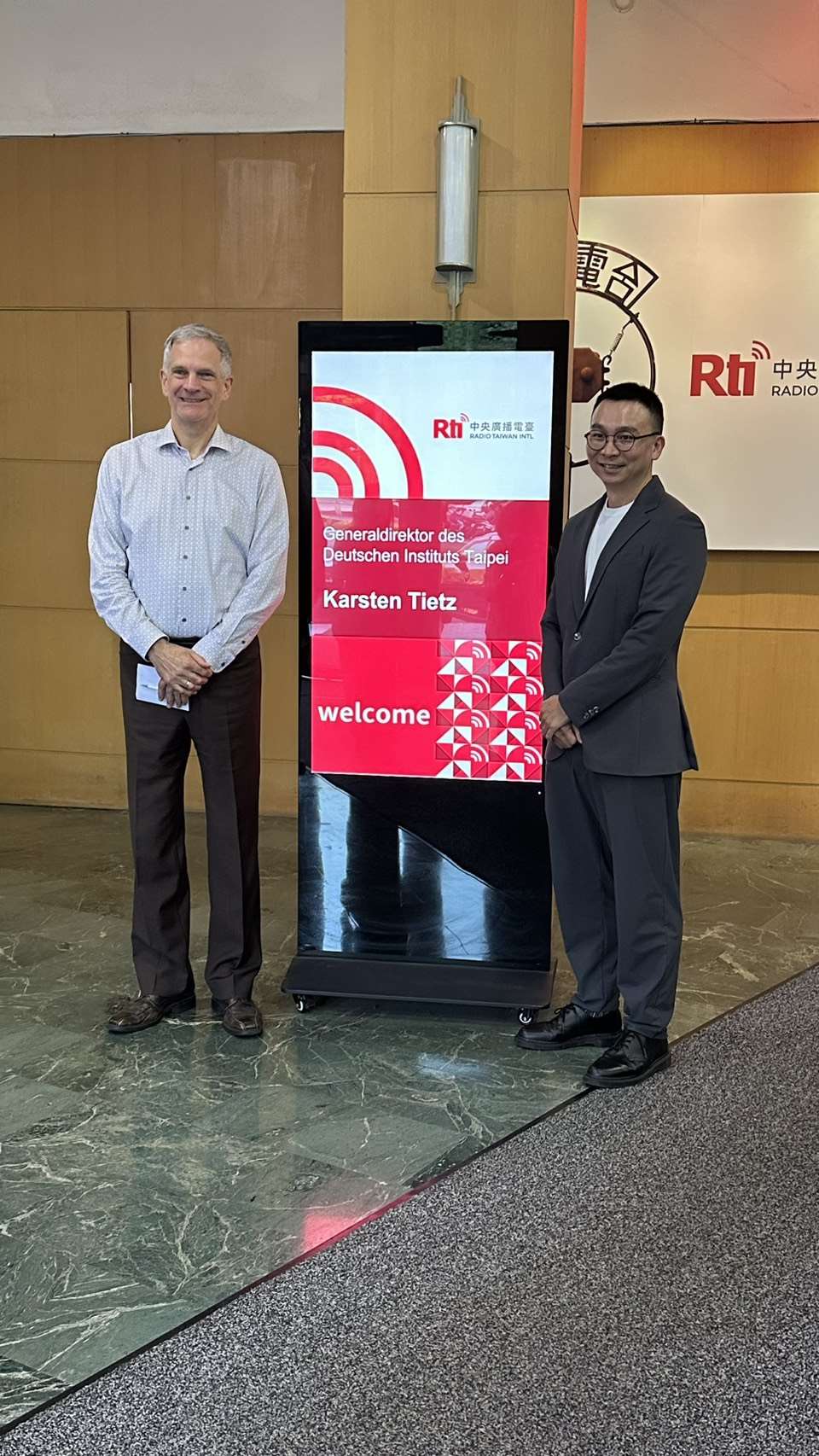 Der neue Generaldirektor des Deutschen Instituts Taipei, Karsten Tietz (links) besuchte am 1. Oktober Radio Taiwan International (RTI). Hier mit RTIs Vizepräsident Chris Liu (Foto: RTI)