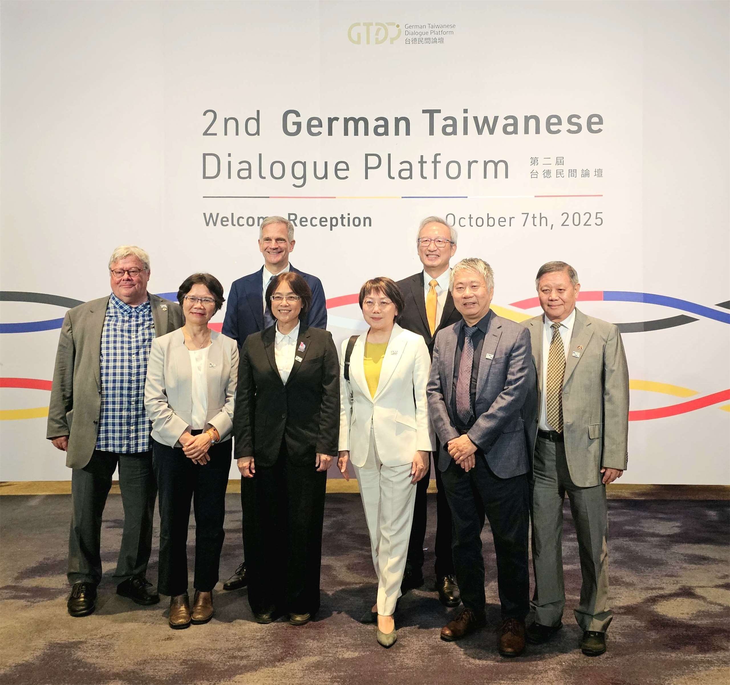 Erste Reihe: Co-Vorsitzender des Taiwan-Deutschen Zivilgesellschaftsforums und ehemaliger Europaabgeordneter Reinhard Bütikofer; die Abgeordneten Liu Shu-bin, Lin Qian-chi und Fan Yun; Co-Vorsitzender des Taiwan-Deutschen Zivilgesellschaftsforums Professor Lin Minn-tsong, Fachbereich Physik, National Taiwan University; und Professor Gu Zhong-hua, Nationaler Politikberater des Präsidialamts. Zweite Reihe: Neuer Direktor des Deutschen Instituts Taipei Karsten Tietz; Dr. Wu Chih-chung, Taiwans Vizeaußenminister

(Rti 林鄉寧 )