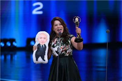 Yuzi und POLO , der nicht selbst bei der Preisverleihung sein konnte, erhielten den Golden Bell Award für das beste beste Kunst- und Kulturprogramm (Foto: Golden Bell Award Organisator) 