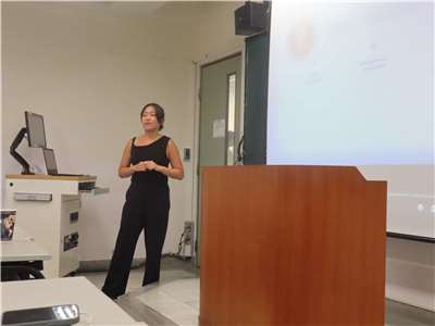 Jenell Wu spricht mit Germanistik Studierenden der Soochow Universität in Taipei über ihre Erfahrungen in Dresden (Foto: Ilon Huang)