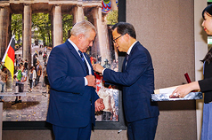 Taiwans neuer Repräsentant in Deutschland, Dr. Klement Ruey-sheng Gu (rechts), überreichte Klaus-Peter Willsch (links), dem ehemaligen Vorsitzenden der Taiwan-Freundschaftsgruppe des Deutschen Bundestags, im Namen des Auswärtigen Amtes die Freundschaftsmedaille für Diplomatie in Anerkennung seines 15-jährigen Beitrags zur Förderung der taiwanisch-deutschen Beziehungen und zur Unterstützung der Demokratie in Taiwan. (Foto bereitgestellt vom Repräsentantenbüro in Deutschland)