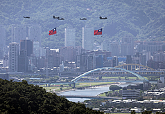 Militärhubschrauber fliegen am Nationalfeiertag mit großen Nationalflaggen über Taipei (Foto: CNA)