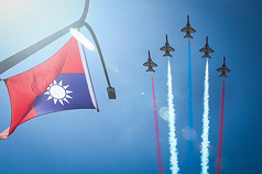 Die Kunstflugstaffel "Thunder Tiger" fliegt am Nationalfeiertag in Formation am Himmel über Taipei (Foto: CNA)
