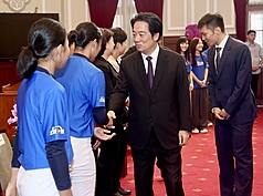 Der taiwanische Präsident Lai Ching-te (賴清德) hat am heutigen Donnerstag das Softball-Team der Beitou-Mittelschule empfangen. (Foto: CNA)
