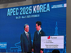 Südkoreas Präsident Lee Jae-myung und der Vorsitzende der taiwanischen Delegation Lin Hsin-i (林信義).