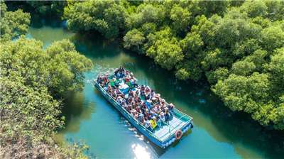Man sollte sich auf der Bootsfahrt gut gegen die Sonne schützen