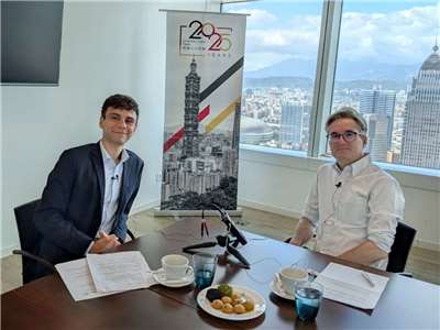 Julian Goldmann (links) und Alexander Kunz (rechts) beim Interview im Deutschen Institut im Taipei 101. (Foto: Julian Goldmann)
