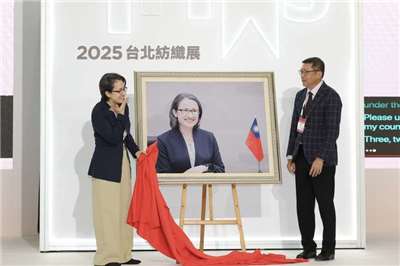 Taiwans Vizepräsidentin Hsiao Bi-khim (蕭美琴) und James Kuo (郭紹儀), Vorsitzender der Taiwan Textile Federation, auf der Taipei Innovative Textile Application Show (TITAS) 2025. (Foto: CNA)