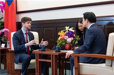 Präsident Lai Ching-te spricht in Taipeh mit dem US-Radiomoderator Buck Sexton von „The Clay Travis and Buck Sexton Show“ (Foto mit freundlicher Genehmigung des Präsidialamtes)