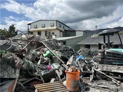 Ein Haus steht hinter Trümmerhaufen in der Gemeinde Guangfu im Landkreis Hualien am Montag. (Foto: CNA)