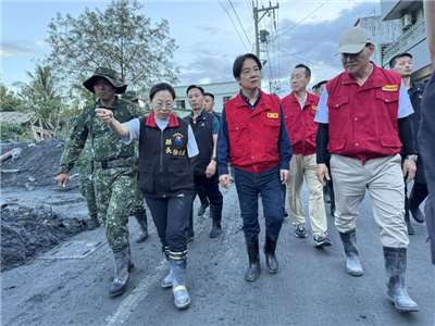 Präsident Lai Ching-te (vorne, dritter von links), der Landrat von Hualien, Hsu Chen-wei (vorne, zweiter von links), und der Chefkoordinator des zentralen Notfallzentrums, Chi Lien-cheng (vorne, erster von rechts), inspizieren am Sonntag die Schäden in der Gemeinde Guangfu im Landkreis Hualien. (Foto: CNA)