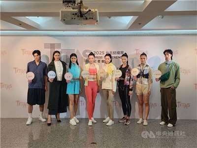 Models posieren in Outfits von Textilunternehmen während einer Veranstaltung im Vorfeld der Taipei Innovative Textile Application Show (TITAS) 2025 am Montag. (Foto: CNA)