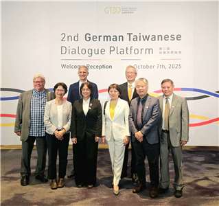 Erste Reihe: Co-Vorsitzender des Taiwan-Deutschen Zivilgesellschaftsforums und ehemaliger Europaabgeordneter Reinhard Bütikofer; die Abgeordneten Liu Shu-bin, Lin Qian-chi und Fan Yun; Co-Vorsitzender des Taiwan-Deutschen Zivilgesellschaftsforums Professor Lin Minn-tsong, Fachbereich Physik, National Taiwan University; und Professor Gu Zhong-hua, Nationaler Politikberater des Präsidialamts. Zweite Reihe: Neuer Direktor des Deutschen Instituts Taipei Karsten Tietz; Dr. Wu Chih-chung, Taiwans Vizeaußenminister

(Rti 林鄉寧 )