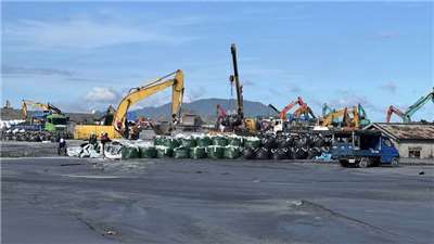 Ausrüstung zur Reparatur der Deiche in Hualien. (Foto: CNA)
