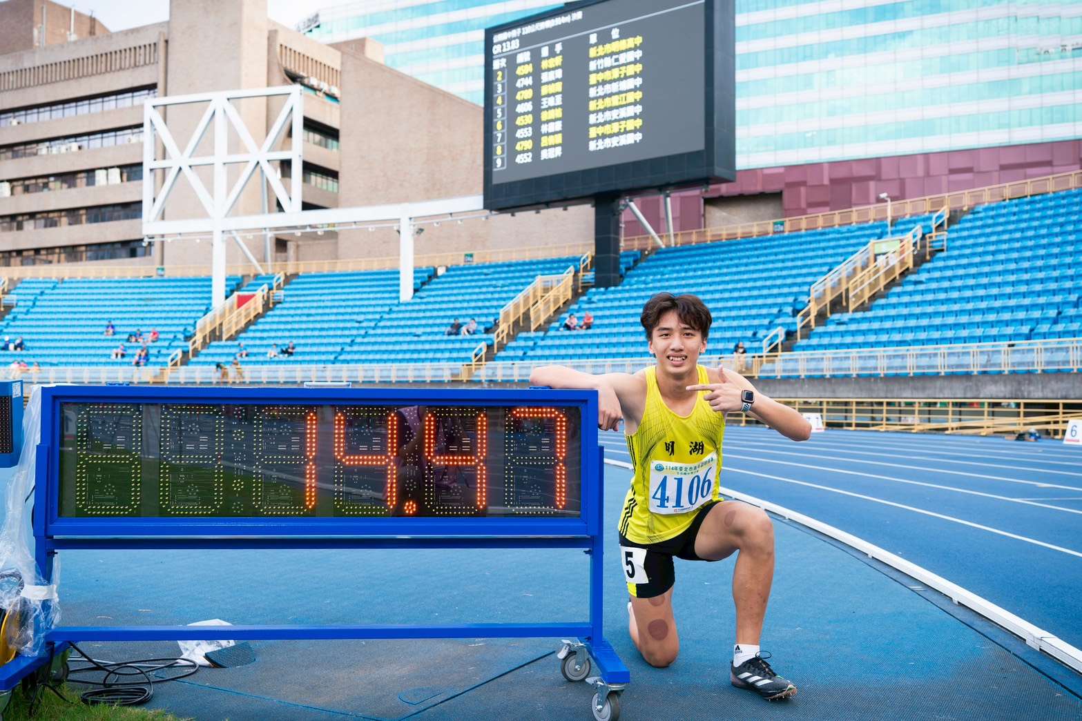 Der 15-jährige Sun Bozhi (孫博志) aus der Leichtathletiklasse der Zhong Zheng Oberschule bricht im 110 m Hürdenlauf den Meeting-Rekord. (Foto: Sun Bozhi)