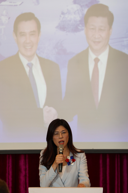 KMT-Vorsitzende Cheng Li-wun (鄭麗文) nahm heute in Taipei am Seminar zum 10. Jahrestag des Treffens zwischen Ma Ying-jeou (馬英九) und Xi Jinping (習近平) teil. Vor der Veranstaltung erklärte sie, dass sie die Entscheidung der Parlamentsfraktion respektiere, die am selben Tag die Zwei-Jahres-Begrenzung für den Fraktionsvorsitz aufgehoben hatte.