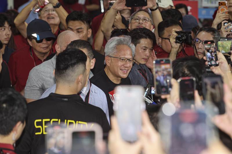 NVIDIA CEO Jensen Huang nimmt an der Sportveranstaltung von TSMC teil – Fans versammeln sich, um Autogramme zu ergattern. (Bild: CNA) 