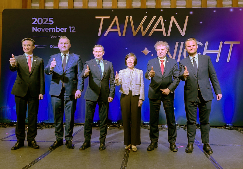 Taiwans stellvertretende Wirtschaftsministerin, Cynthia Kiang (江文若), Michal Jaros und Krzysztof Truskolask. (Foto: CNA)