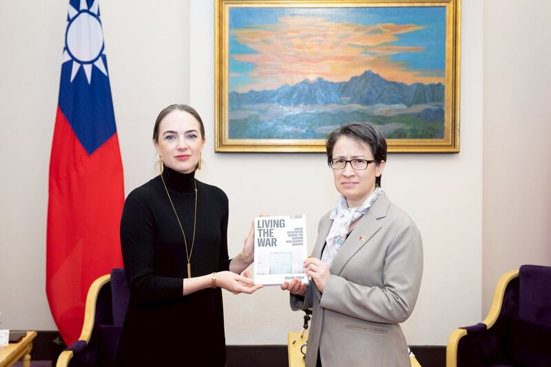 Vizepräsidentin Hsiao Bi-khim (rechts) mit Oleksandra Matviichuk (links) am 19. November (Foto: Präsdialamt)