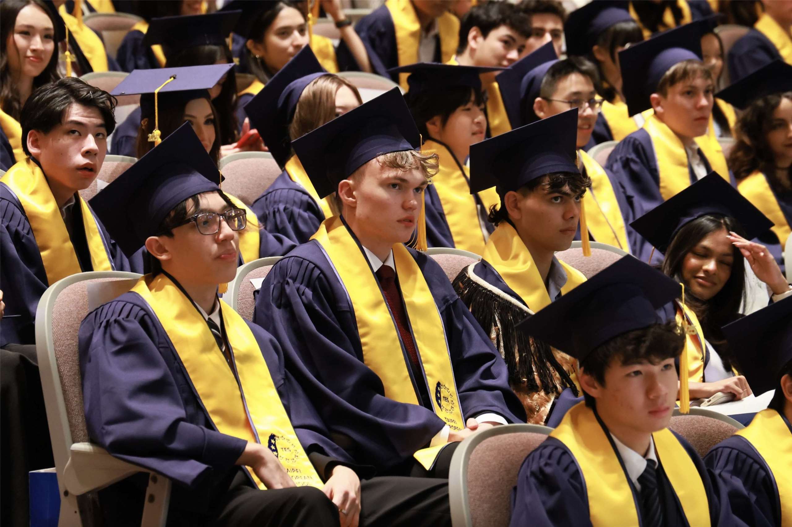 Die Prüfungen sind geschafft! Absolventen der Taipei European School erhalten ihr IB-Diploma (Foto: Facebook Taipei European School / 財團法人台北歐洲學校)