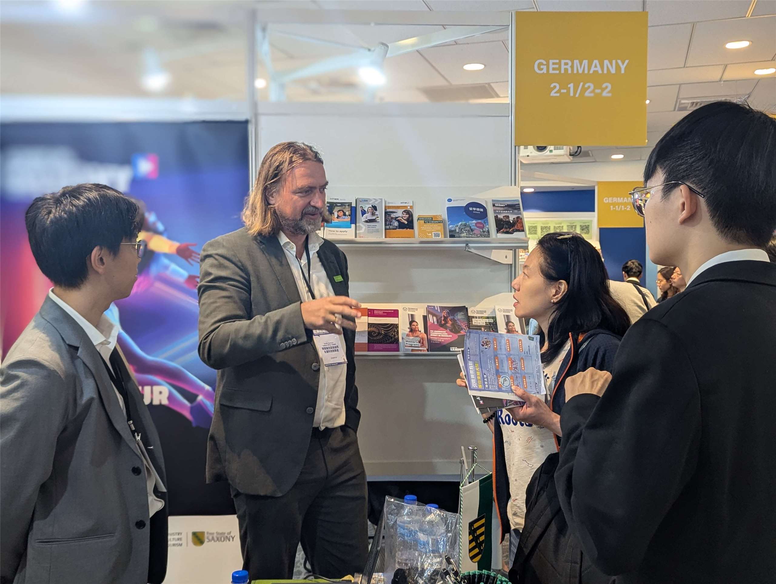 Josef Goldberger (l.) berät auf der TEEF Studieninteressierte zum Studium in Sachen (Foto: Carina Rother)