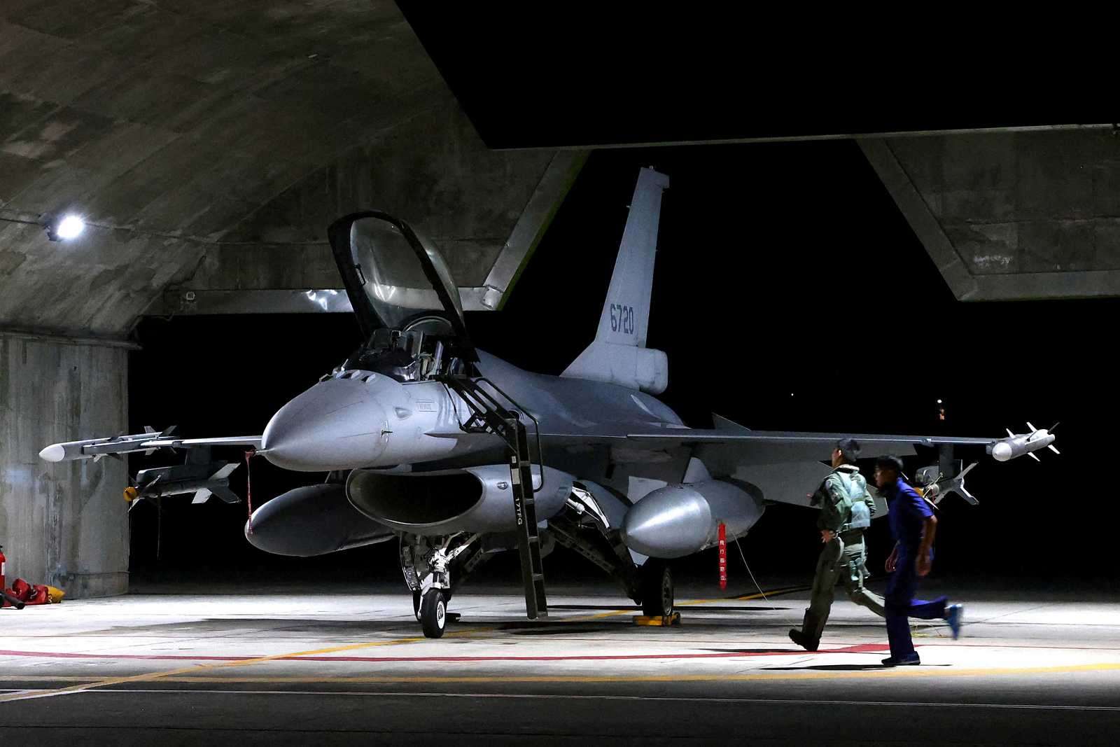 Pilot und Soldat der Luftwaffe laufen am 17. August 2022 auf dem Luftwaffenstützpunkt in Hualien auf den F-16V-Kampfflieger zu, um am Abend zu starten. (Reuters, Foto: Ann Wang)