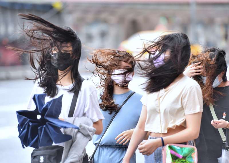 Ein herannahender Taifun macht sich durch erste Windböen und sporadische Schauer bemerkbar (CNA Archivfoto)