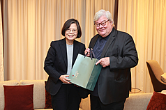 Die ehemalige Präsidentin Taiwans, Tsai Ing-wen (蔡英文), traf am Nachmittag des 9. November in Berlin den Vorsitzenden des Taiwan-Deutschland-Zivilgesellschaftsforums, Reinhard Bütikofer. Bei dem Gespräch tauschten sie sich über wirtschaftliche Zusammenarbeit, Zivilgesellschaft und Fragen der Freiheit und demokratischen Werte aus. (Bild bereitgestellt vom Büro von Tsai Ing-wen)