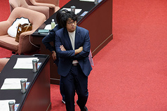 Shen betonte, dass die Reise trotz vorheriger Drohungen Chinas, ihn über INTERPOL und grenzüberschreitende Kooperationen „weltweit zu verfolgen“, problemlos verlaufen sei. (Foto: CNA)