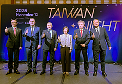 Taiwans stellvertretende Wirtschaftsministerin, Cynthia Kiang (江文若), Michal Jaros und Krzysztof Truskolask. (Foto: CNA)