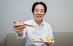 Nachdem China am gestrigen Mittwoch ein Importverbot für japanische Meeresfrüchte verkündet hat, zeigte sich der taiwanische Präsident Lai Ching-te (賴清德) heute auf Social Media mit einem Teller Sushi. (Foto: CNA)